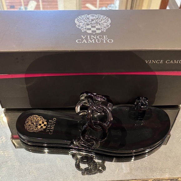 New with tags Vince Camuto Glossy Black Chain-Link Toe-Loop Sandals - Picture 2 of 7